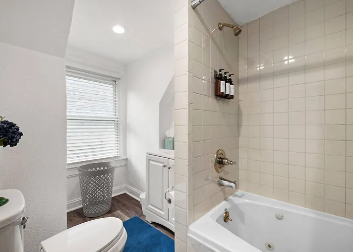 Holiday home Midcentury 5bd | Bbq & Yard | Close To Dt & Pitt