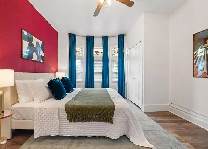 Holiday home Midcentury 5bd | Bbq & Yard | Close To Dt & Pitt