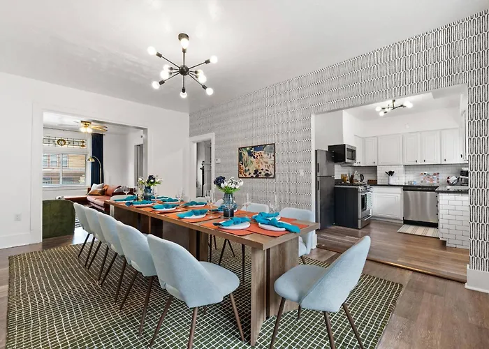 Holiday home Midcentury 5bd | Bbq & Yard | Close To Dt & Pitt