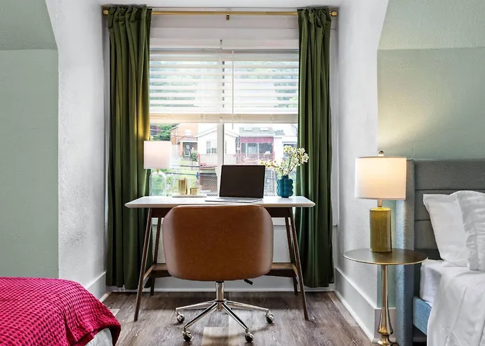 Holiday home Midcentury 5bd | Bbq & Yard | Close To Dt & Pitt