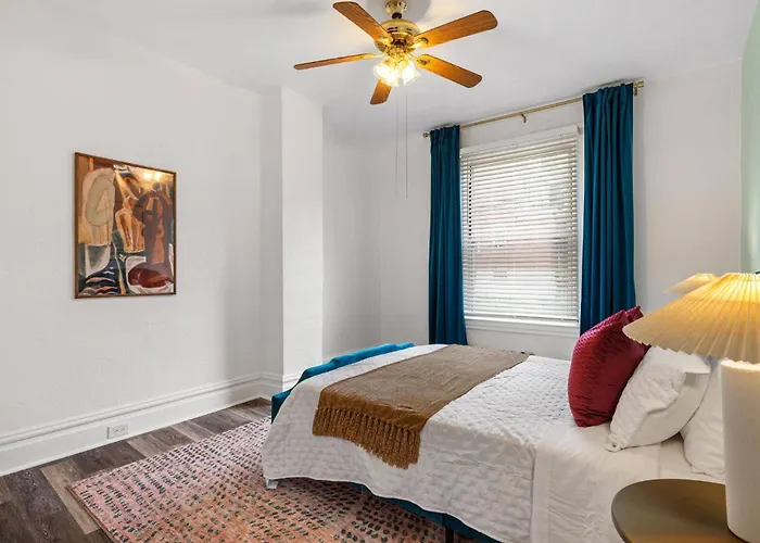 Holiday home Midcentury 5bd | Bbq & Yard | Close To Dt & Pitt *