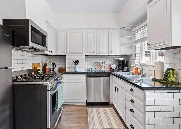 Holiday home Midcentury 5bd | Bbq & Yard | Close To Dt & Pitt